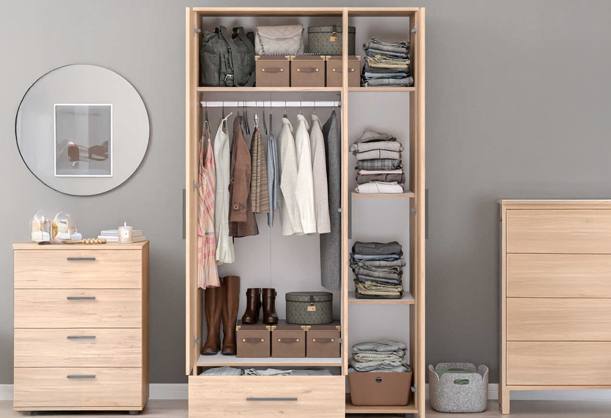 Απεικονίζεται η ντουλάπα μέσα σε υπνοδωμάτιο, δίπλα σε κομοδίνο και καλάθια ρούχων.